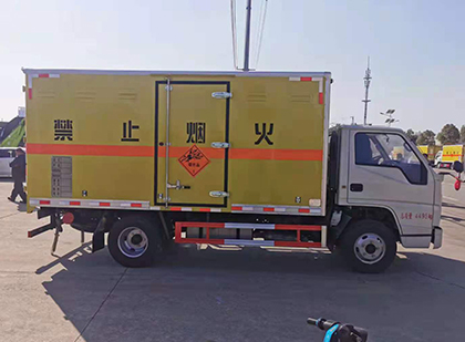 疏附爆破器材运输车工人安全操作规范与智能技术保障
